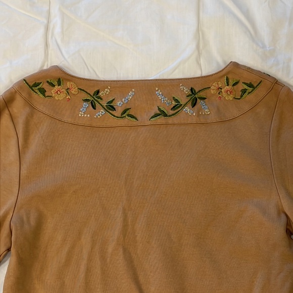 Long Sleeve Express Shirt w Floral Embroidered Neckline - Picture 3 of 3
